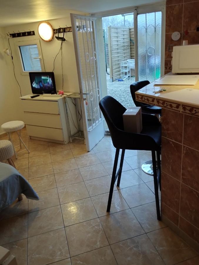 Studio Meuble Avec Piscine Partagee La Ferté-Gaucher Kültér fotó